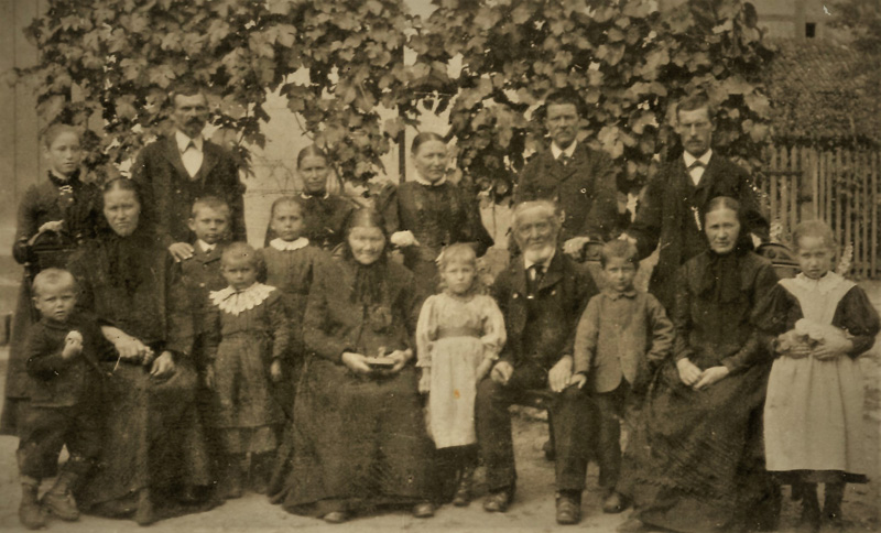 Iasenger um 1900. Links Frau v. Christian Rall, die 18 Kinder lebend davon brachte